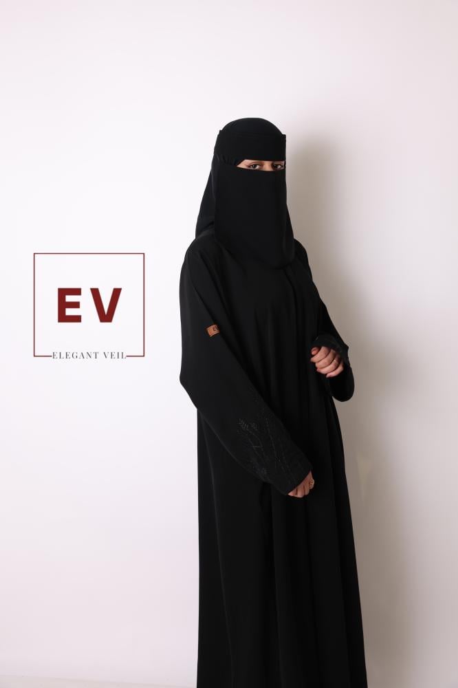 عباية سوداء مطرزة