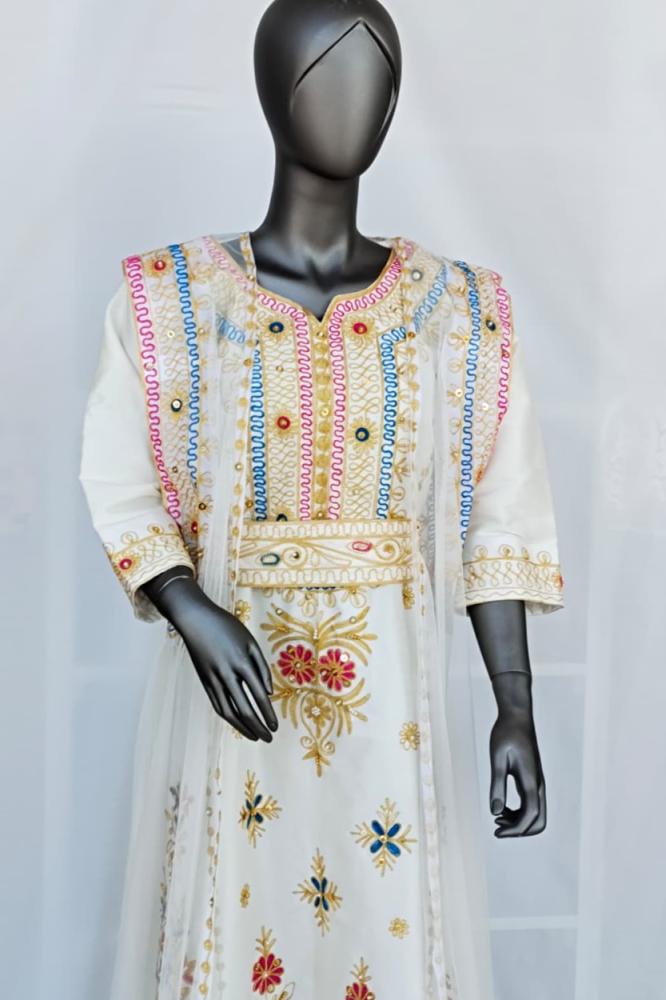 جلابية شعبية مطرزة