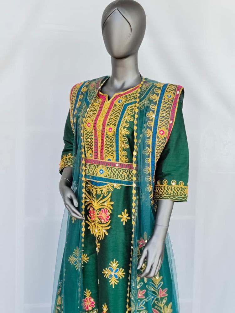 جلابية شعبية مطرزة