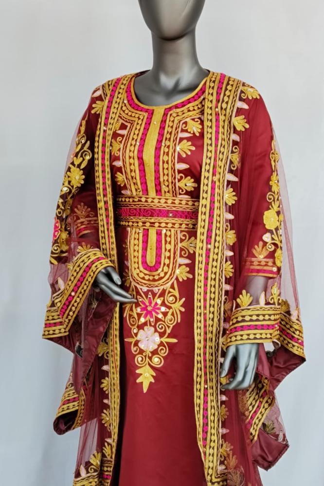 جلابية شعبية مطرزة