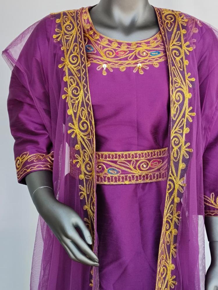 جلابية شعبية مطرزة