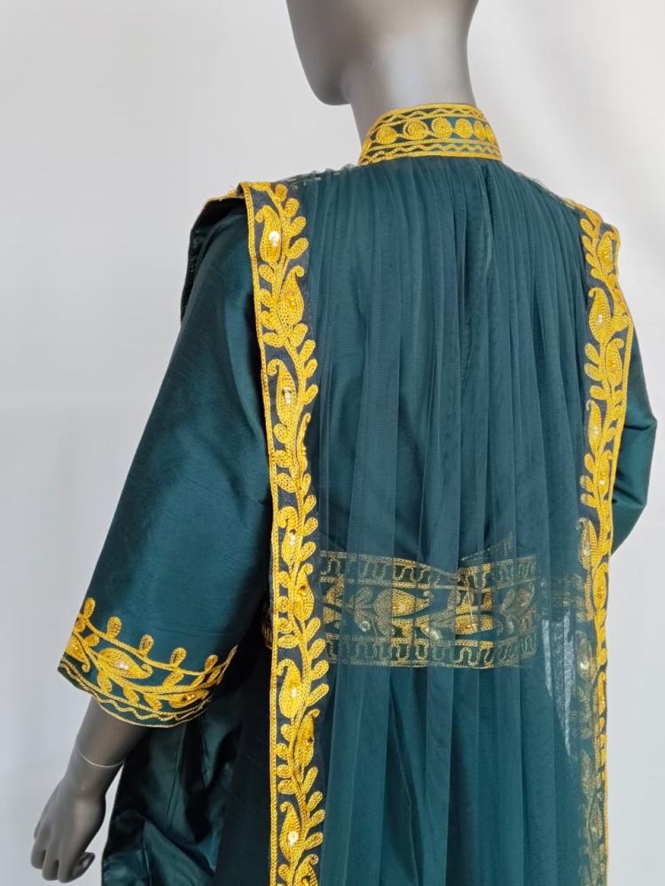 جلابية شعبية مطرزة