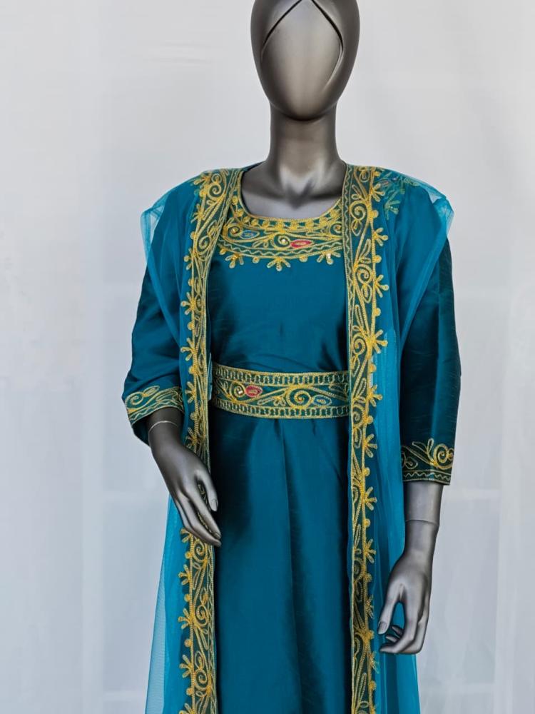 جلابية شعبية مطرزة