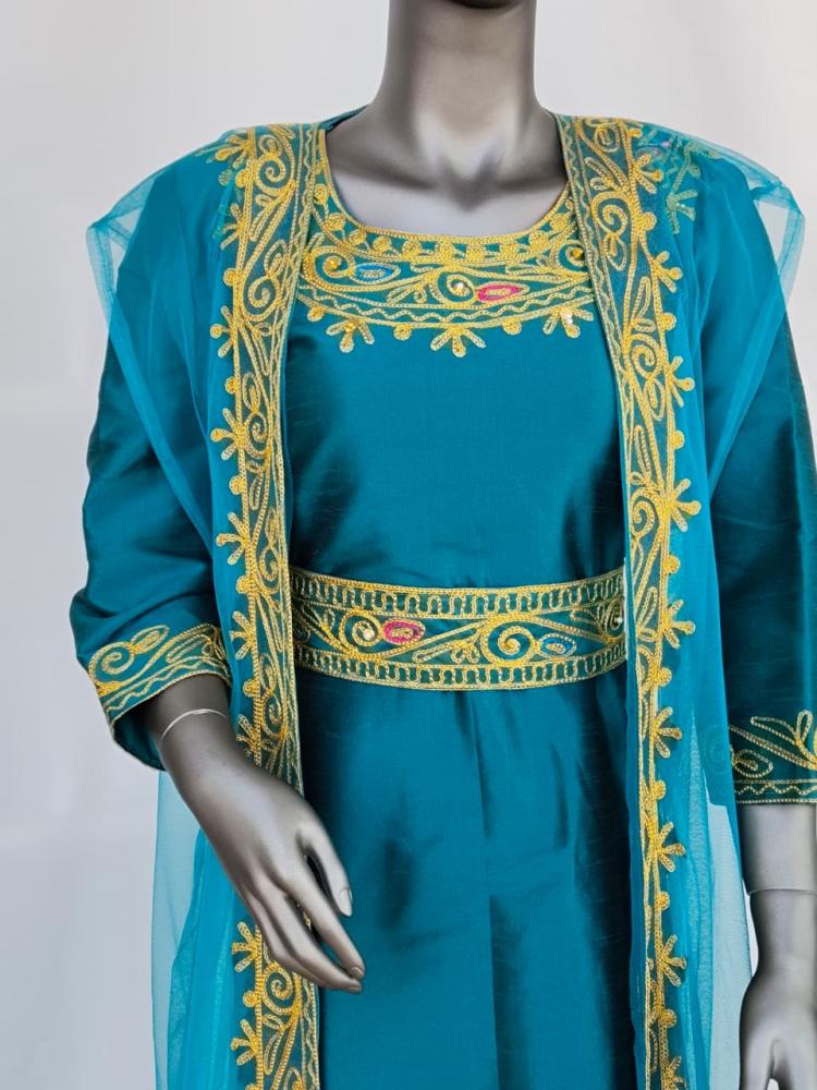 جلابية شعبية مطرزة