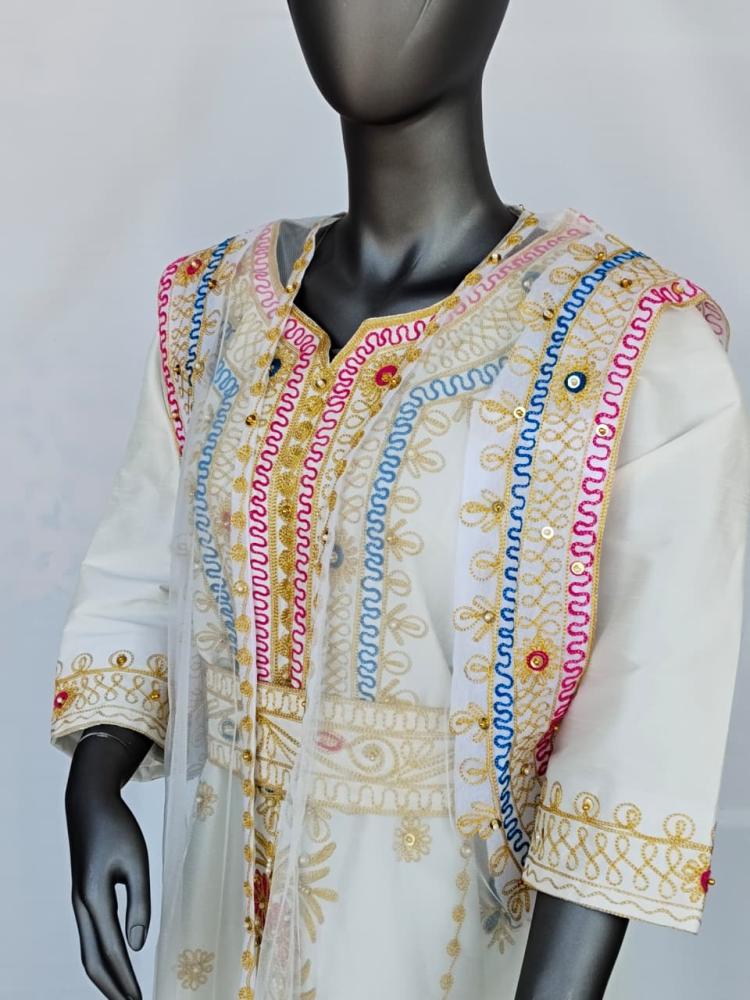 جلابية شعبية مطرزة
