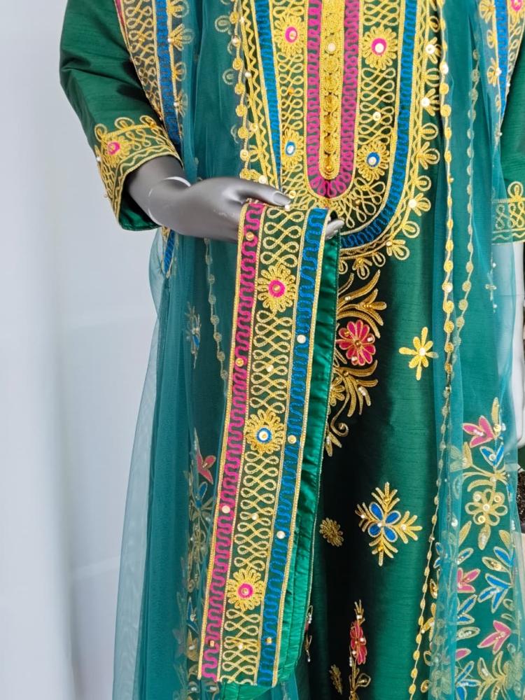 جلابية شعبية مطرزة