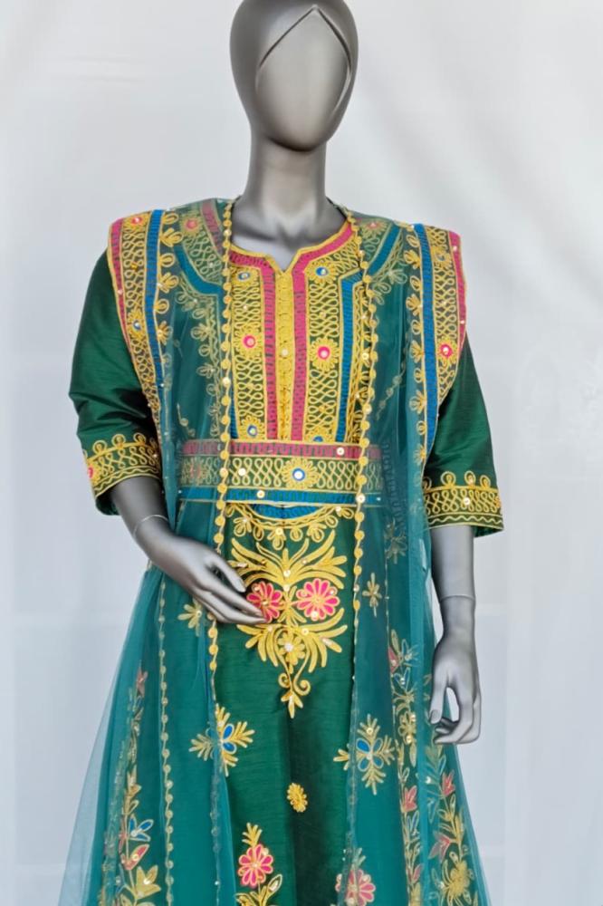 جلابية شعبية مطرزة