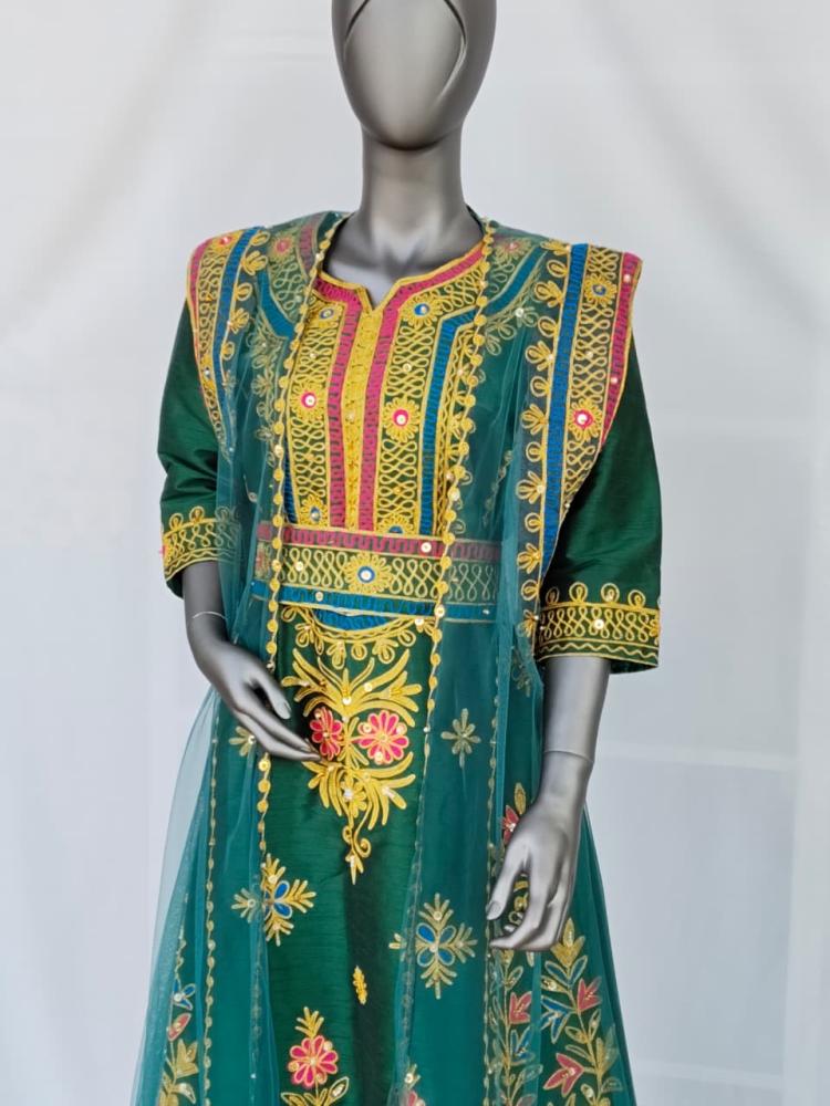 جلابية شعبية مطرزة
