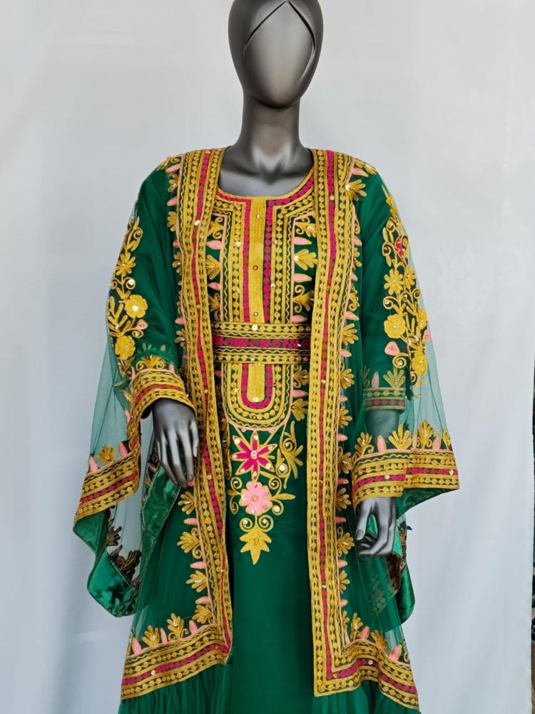 جلابية شعبية مطرزة