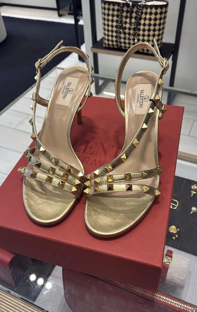 فالنتينو قرافاني صندل روكستد بجلد لامع | Valentino Garavani Rockstud Sandals In Laminated