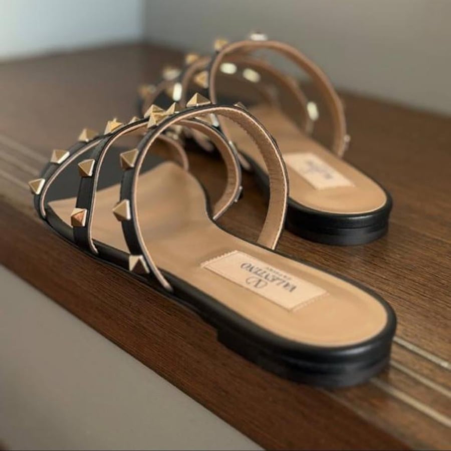 فالنتينو فلات قياس ٣٨ | VALENTINO GARAVANI Rockstud leather sandals 38