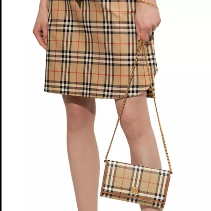 بربري محفظة مع سلسلة Burberry Hannah Wallet on Chain