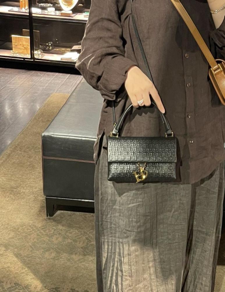 سي اتش كارولينا هريرا كاملوت سمول | CH Carolina Herrera small camelot bag
