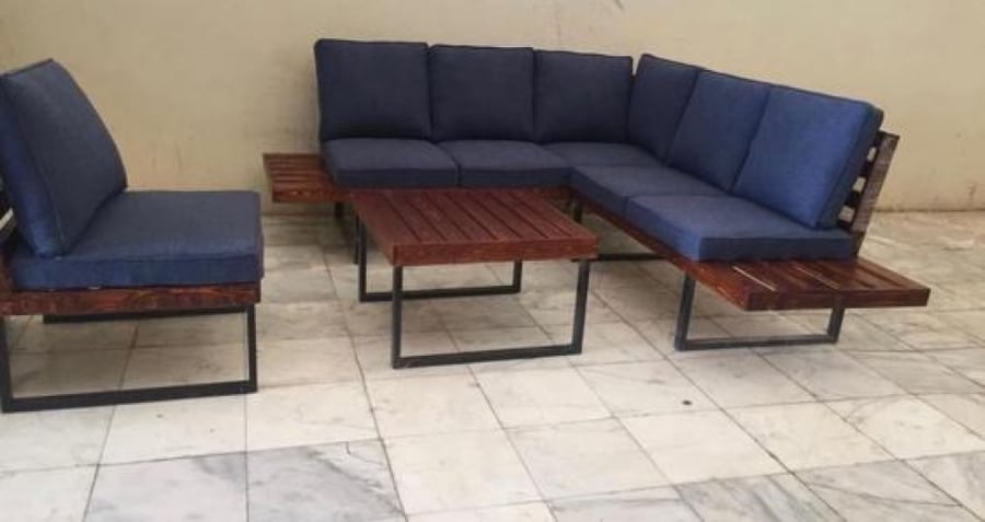 جلسة حديد بالمترL خمسة متر + طاولة كبير