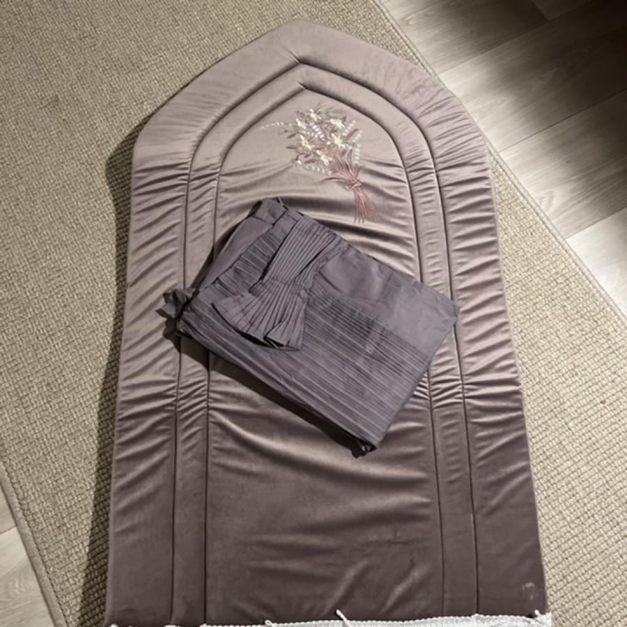 Prayer set embroidered (two pieces)
