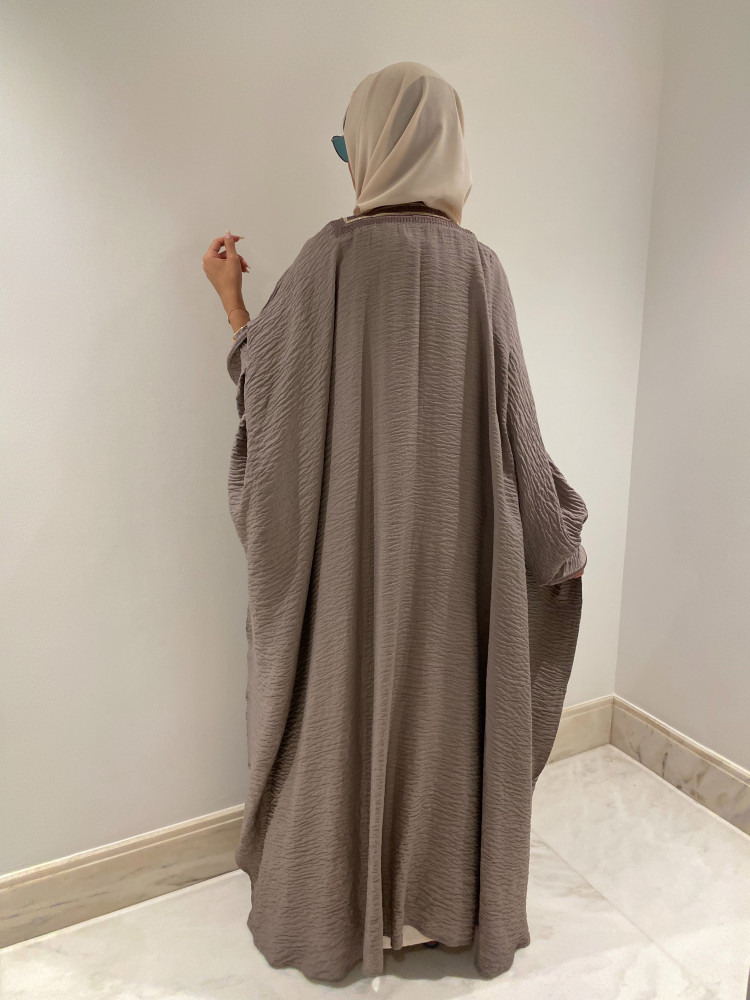 عبايه بشت بنفسجي ترابي مع فستان اوف وايت