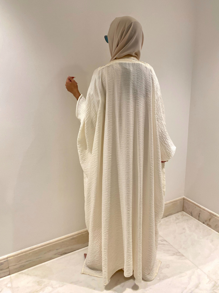 عبايه بشت اوف وايت مع فستان اوف وايت