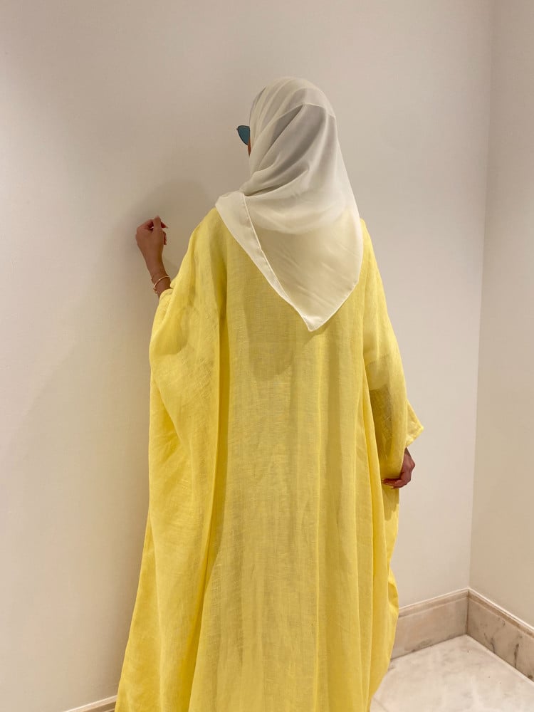 عبايه بشت اصفر مع فستان نزلات اوف وايت