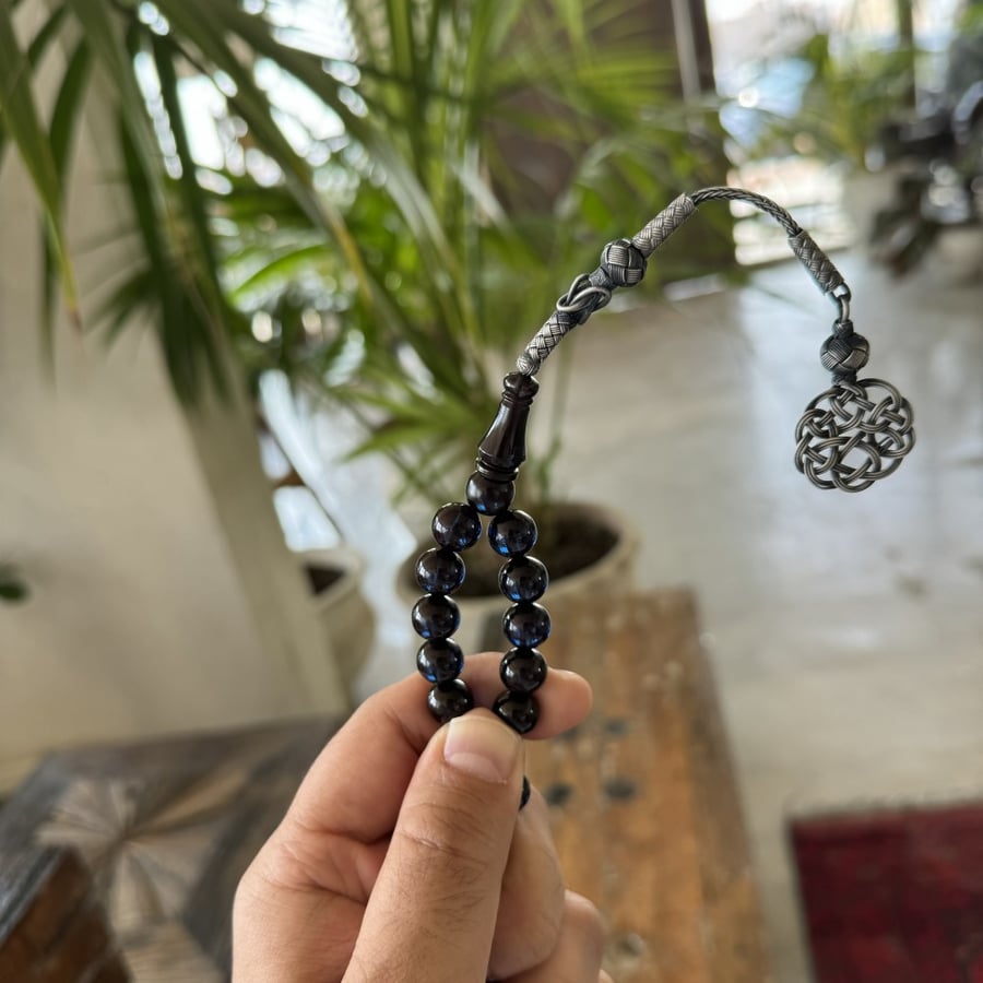 سبحة زعفراني سوداء