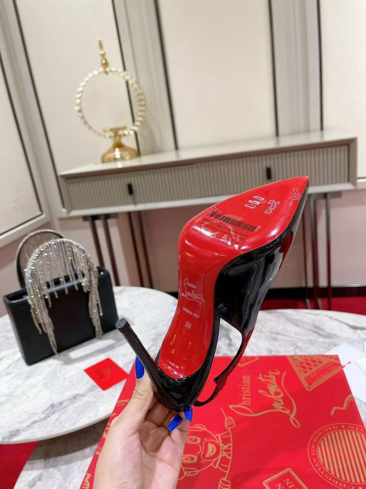 كعب اسود christian louboutin ذهبي