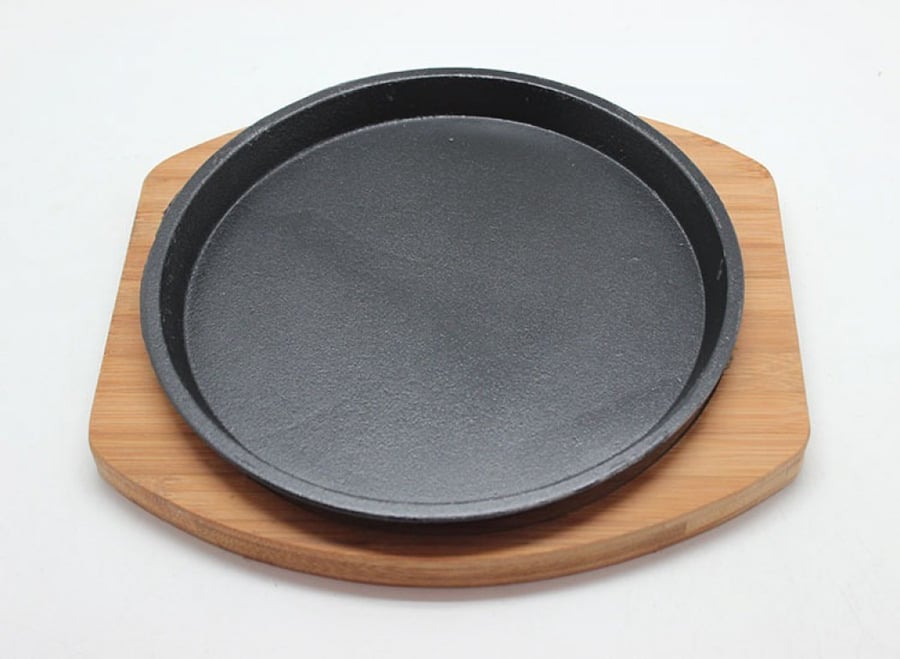 Iron sizzling plate with wooden base, 20 cm, round