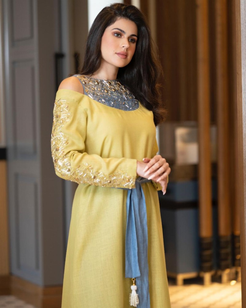 ثوب بتطريز يدوي
