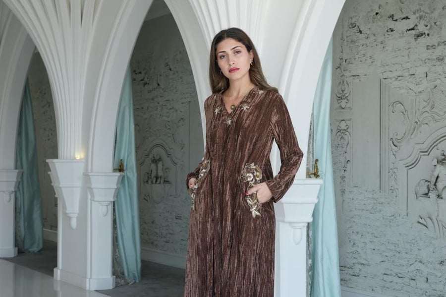 Velvet dress with hand embroidery on the pockets