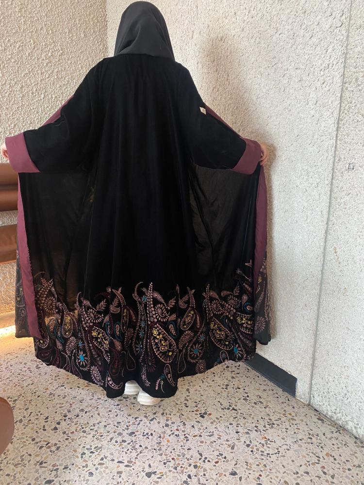 عباية مخمل بتطريز مميز