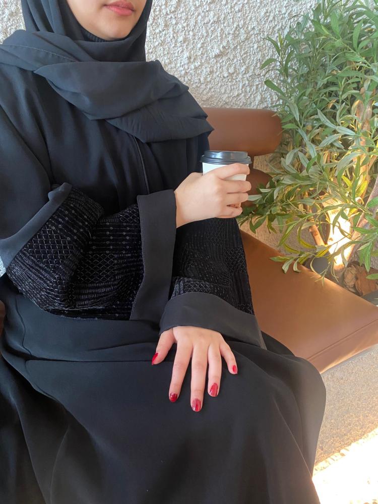 عباية شتوية بأكمام مخمل مطرز