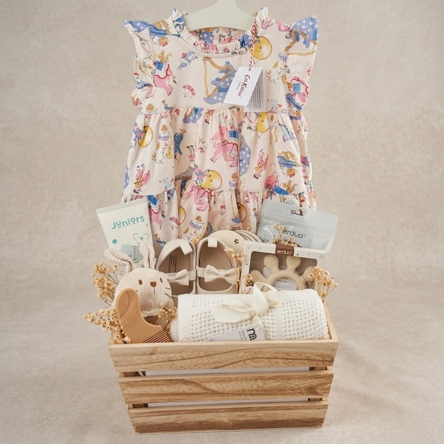 هدية مولودة من cath kidston و مذركير (غير قابلة للشحن فقط توصيل مع مندوب للقطيف و الدمام او استلام من القطيف)