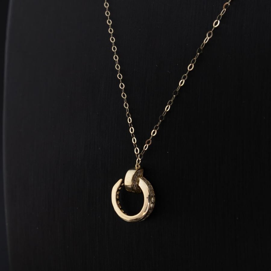 عقد ذهب عيار 18