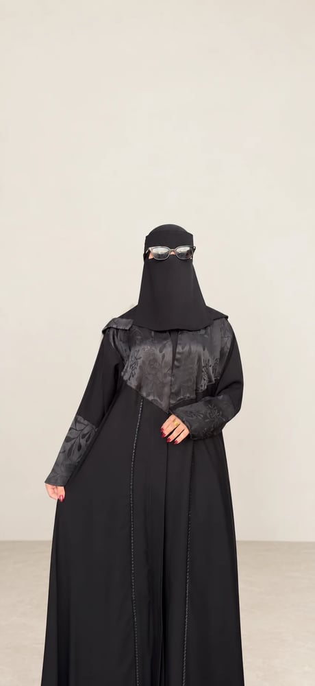 عباية كلوش بدانتيل الأكمام
