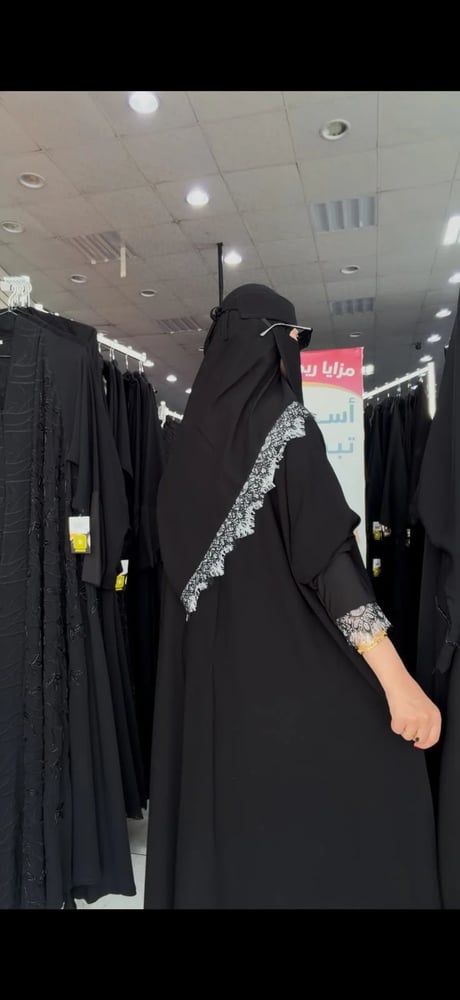 عباية كريب ملكي نص كلوش بدانتيل ملون مع الطرحة
