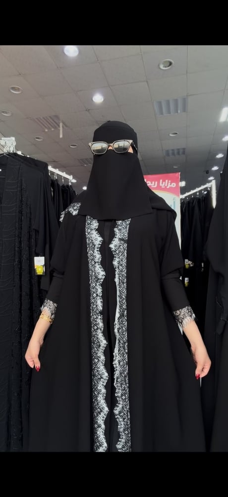 عباية كريب ملكي نص كلوش بدانتيل ملون مع الطرحة