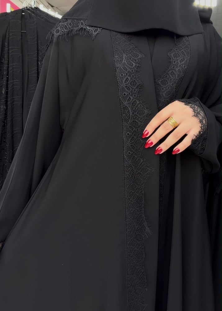 عباية إنترنت بالدانتيل – من القطع الأكثر شهرة وتميزًا