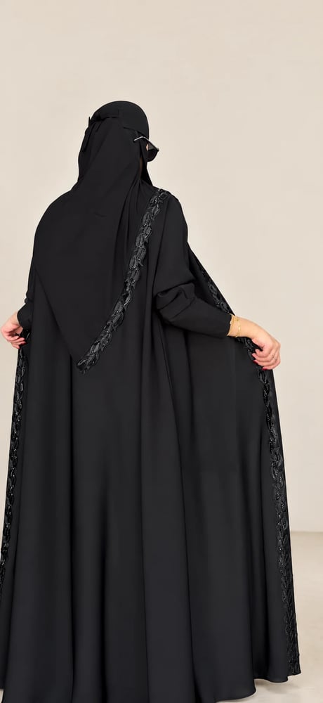 عباية كلوش بدانتيل الأكمام