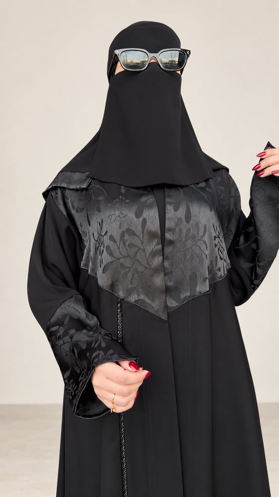 عباية كلوش بدانتيل الأكمام