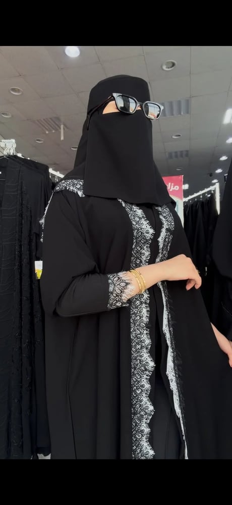 عباية كريب ملكي نص كلوش بدانتيل ملون مع الطرحة