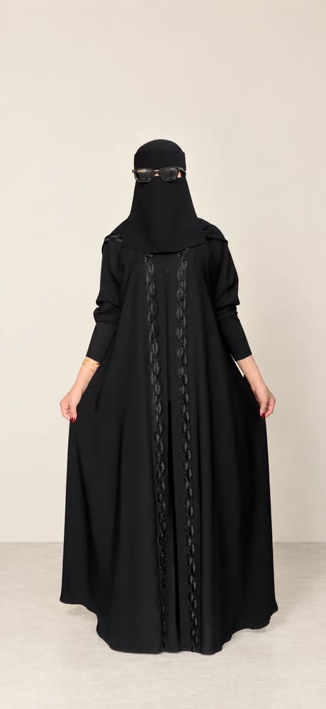 عباية كلوش بدانتيل الأكمام