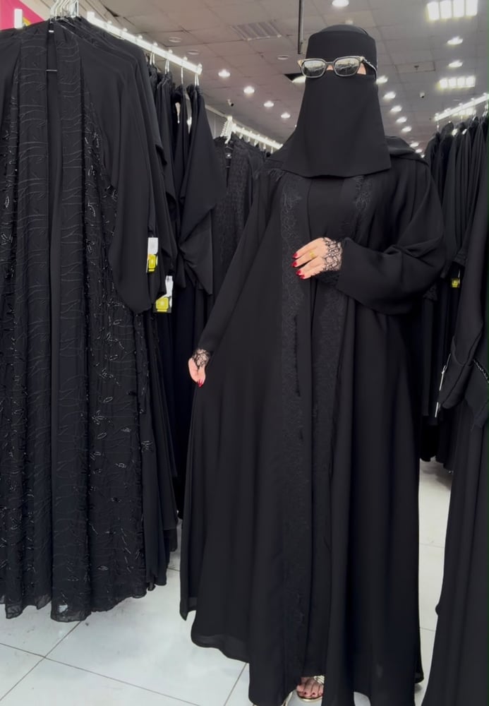 عباية إنترنت بالدانتيل – من القطع الأكثر شهرة وتميزًا