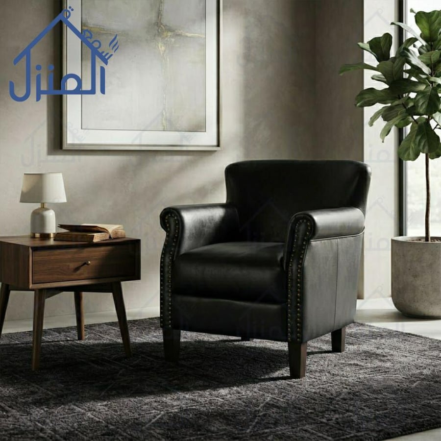 كرسي مفرد جلد أسود بتصميم كلاسيكي وأذرع مزخرفة للمجالس والمعيشة