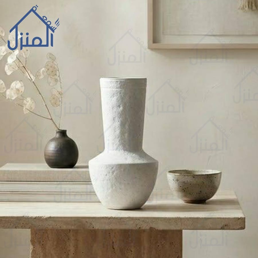 فازة ديكور بملمس معدني ناعم باللون العاجي وتكوين نحتي متوازن
