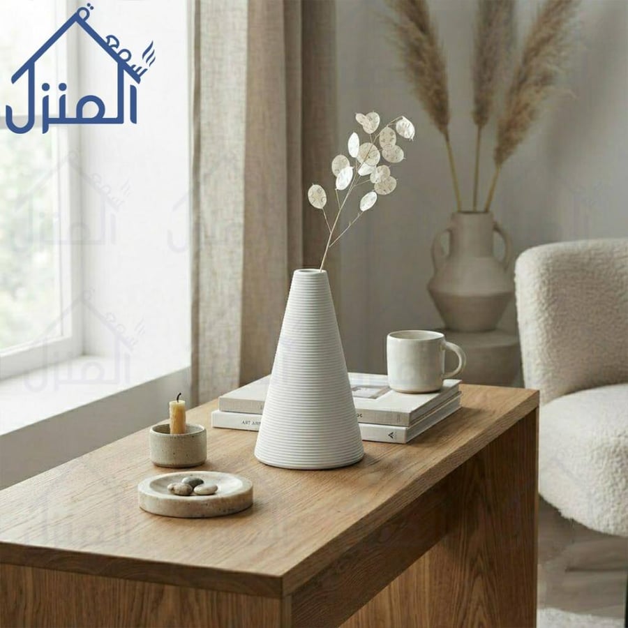 فازة ديكور مخروطية بخطوط أفقية باللون الأبيض للمجالس والطاولات