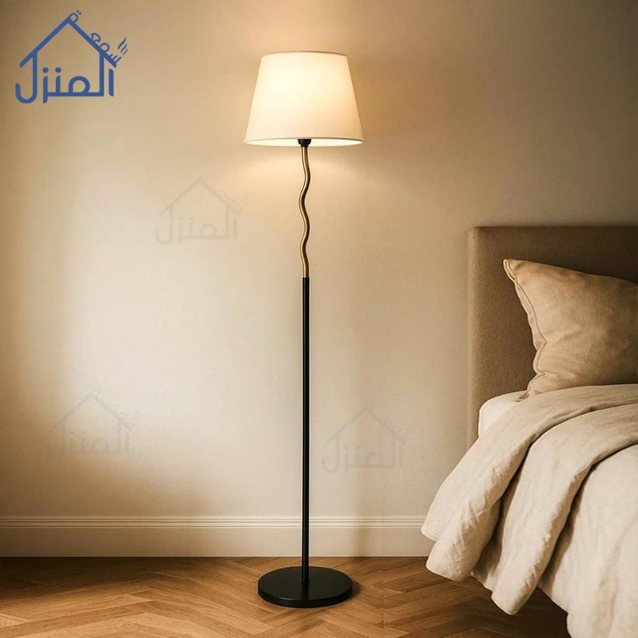 أباجورة استاند سوداء وذهبية بتصميم ملتوي وغطاء أبيض أنيق