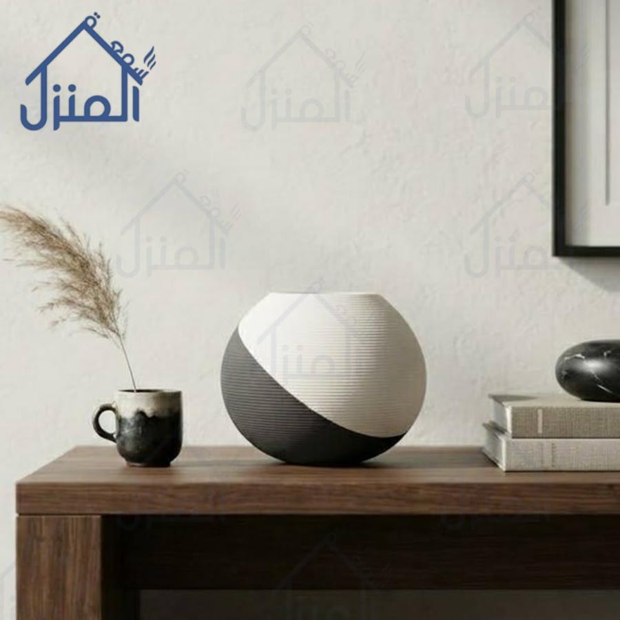 فازة ديكور كروية ثنائية اللون بتصميم مائل عصري وملمس مخطط أنيق
