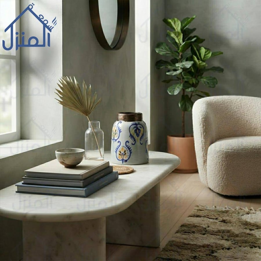 فازة ديكور برسومات نباتية يدوية وإطار علوي بلون برونزي بطابع تراثي