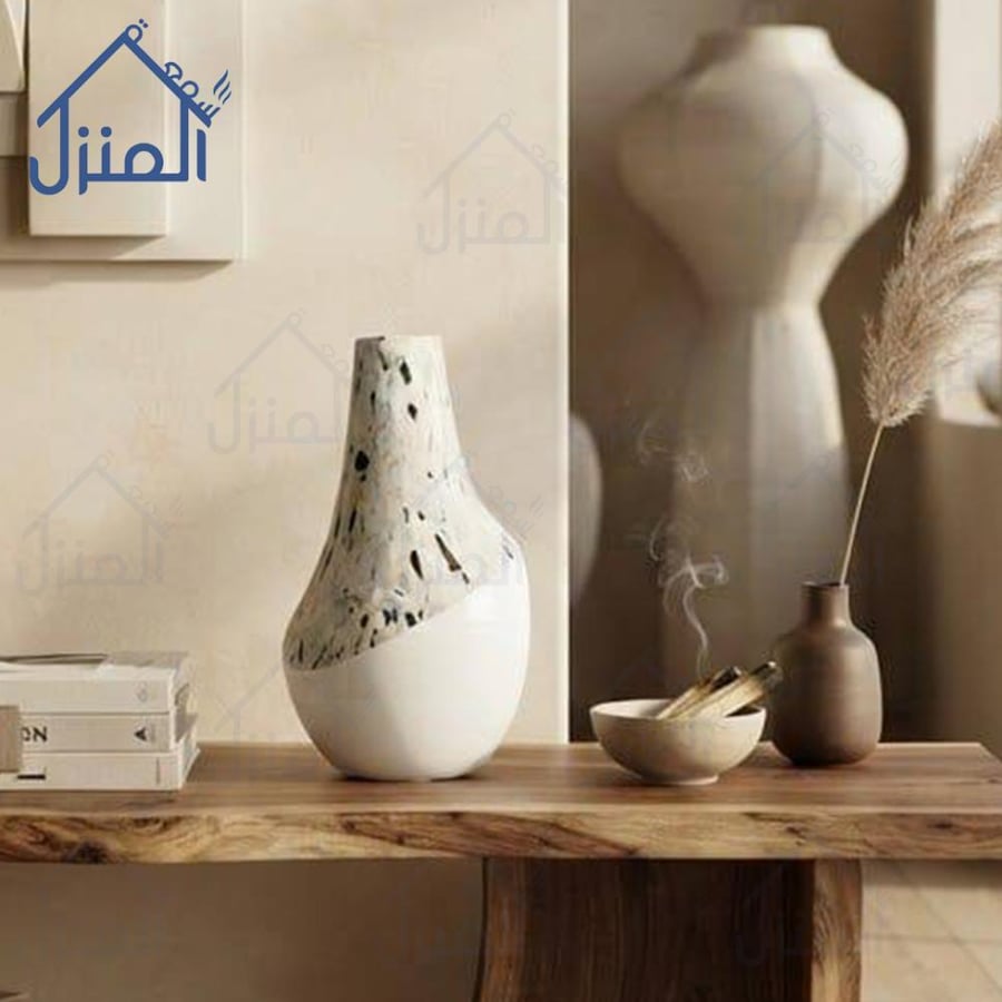 فازة ديكور بتدرج مائل وتأثير منقط باللون الأبيض بلمسة خزفية فنية