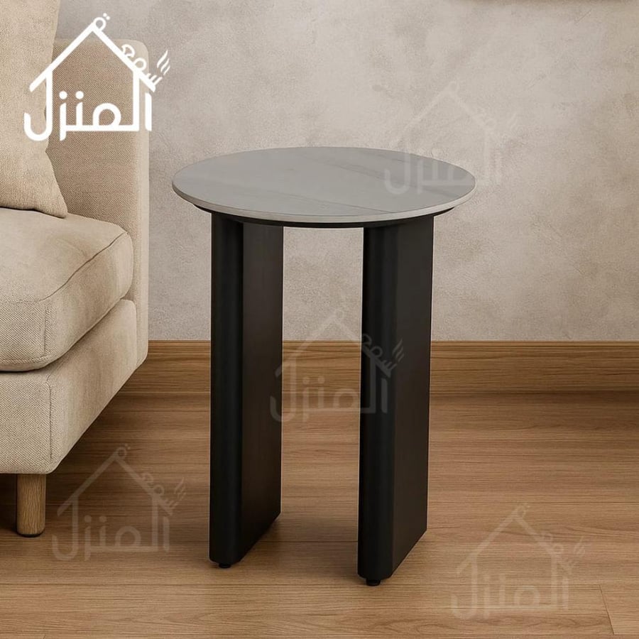 طاولة جانبية دائرية بسطح سيراميك رمادي وقواعد سوداء عريضة