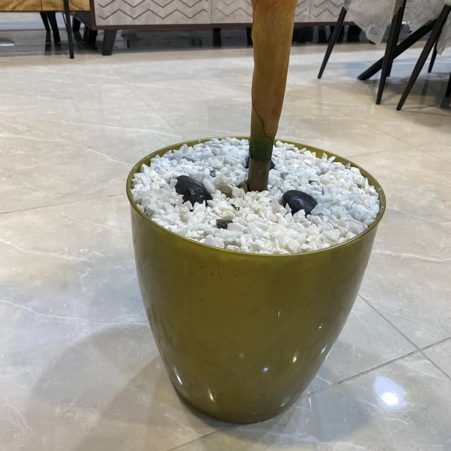 شجرة نخلة صناعية بمركن ذهبي بسعف أخضر كثيف وتصميم استوائي أنيق 140 سم