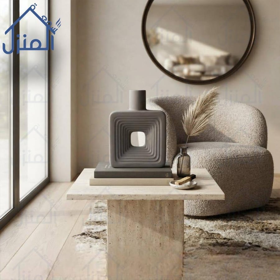فازة ديكور بإطار هندسي متدرج وتجويف مركزي باللون الرمادي العصري